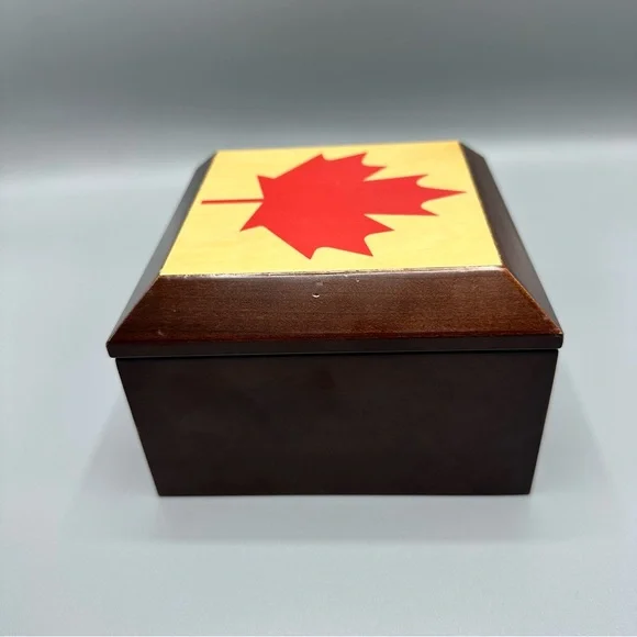 Vintage The Bombay Company Wooden Music Box 1996 Canada flag Brown